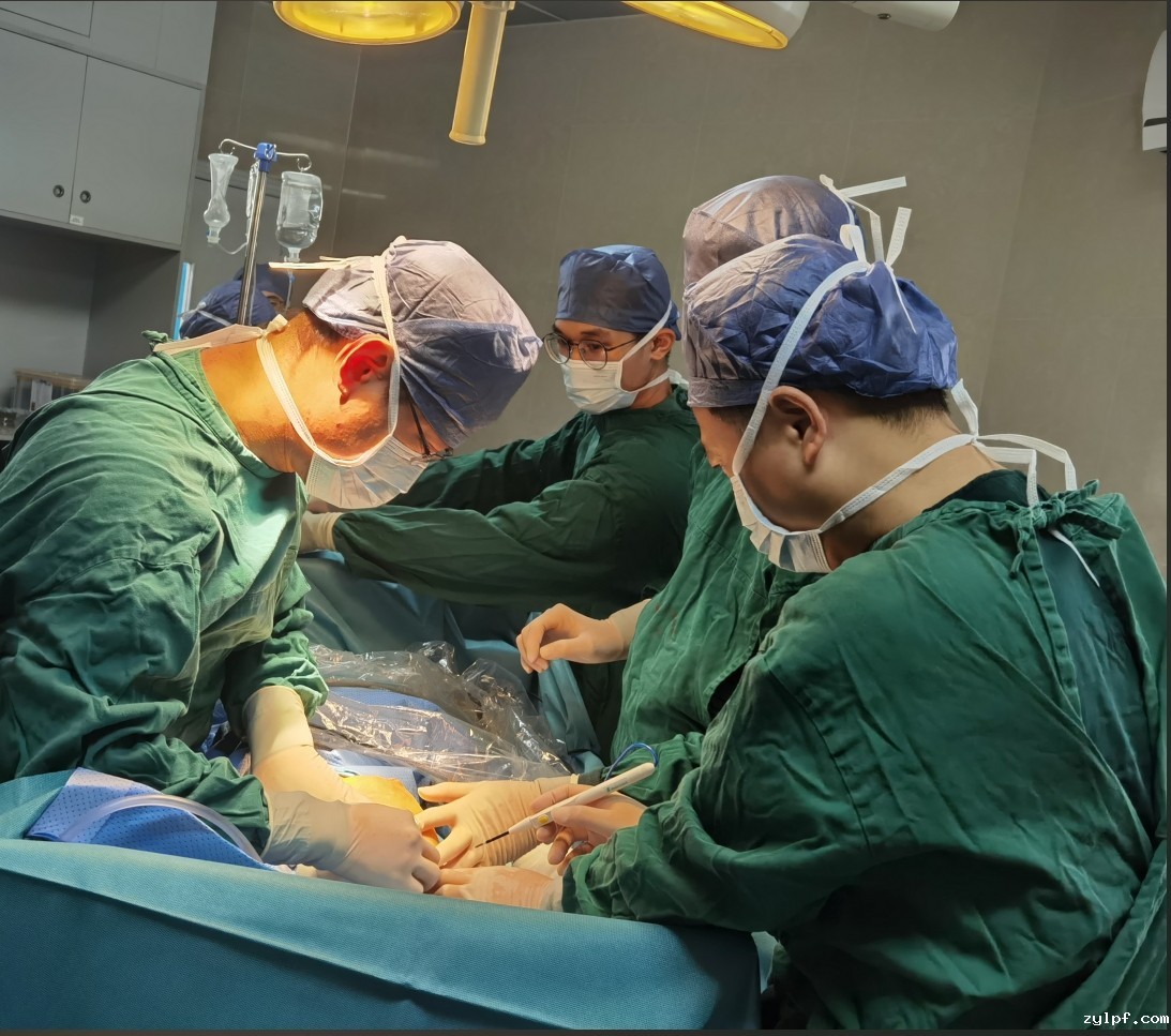 吴俊东主任手术中.jpg